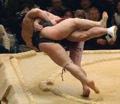 Asashoryu suffers defeat in sumo tourney